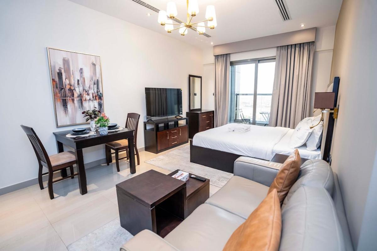 Elite Haven, Elegant Escape In - Free Pool Apartment Dubai