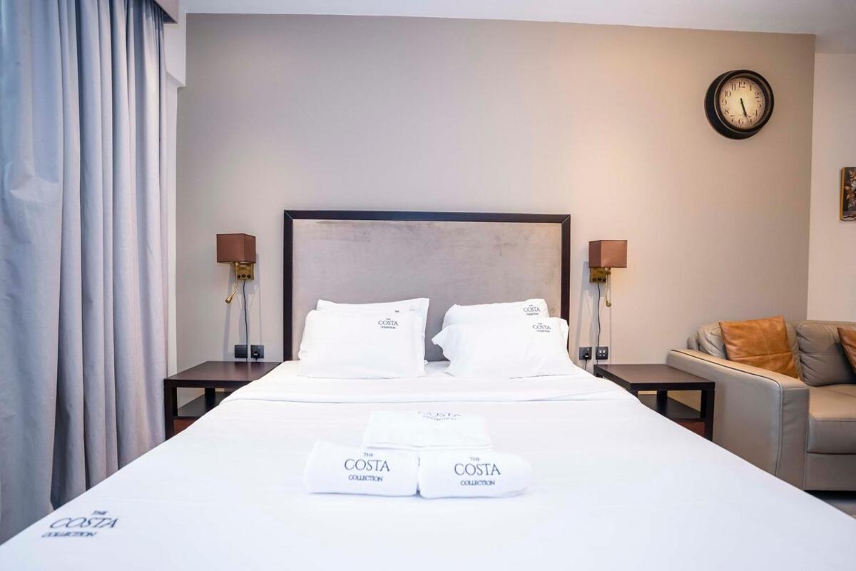 Elite Haven, Elegant Escape In - Free Pool Apartment *
