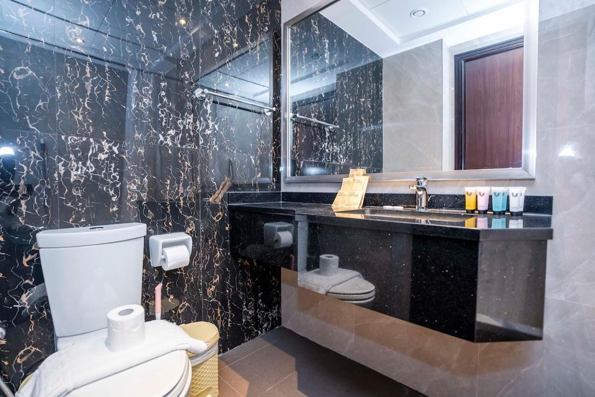 Elite Haven, Elegant Escape In - Free Pool Apartment *